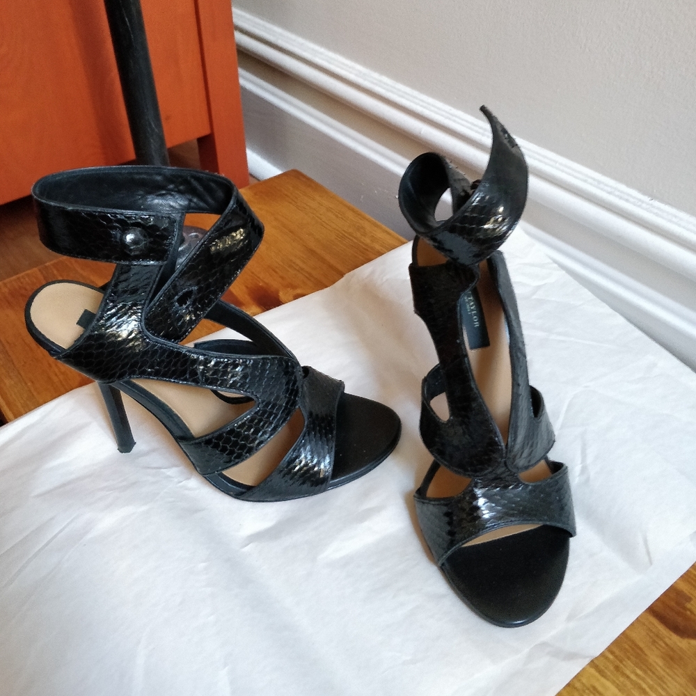 Ann Taylor, sz 8, black strap cutout stilettos